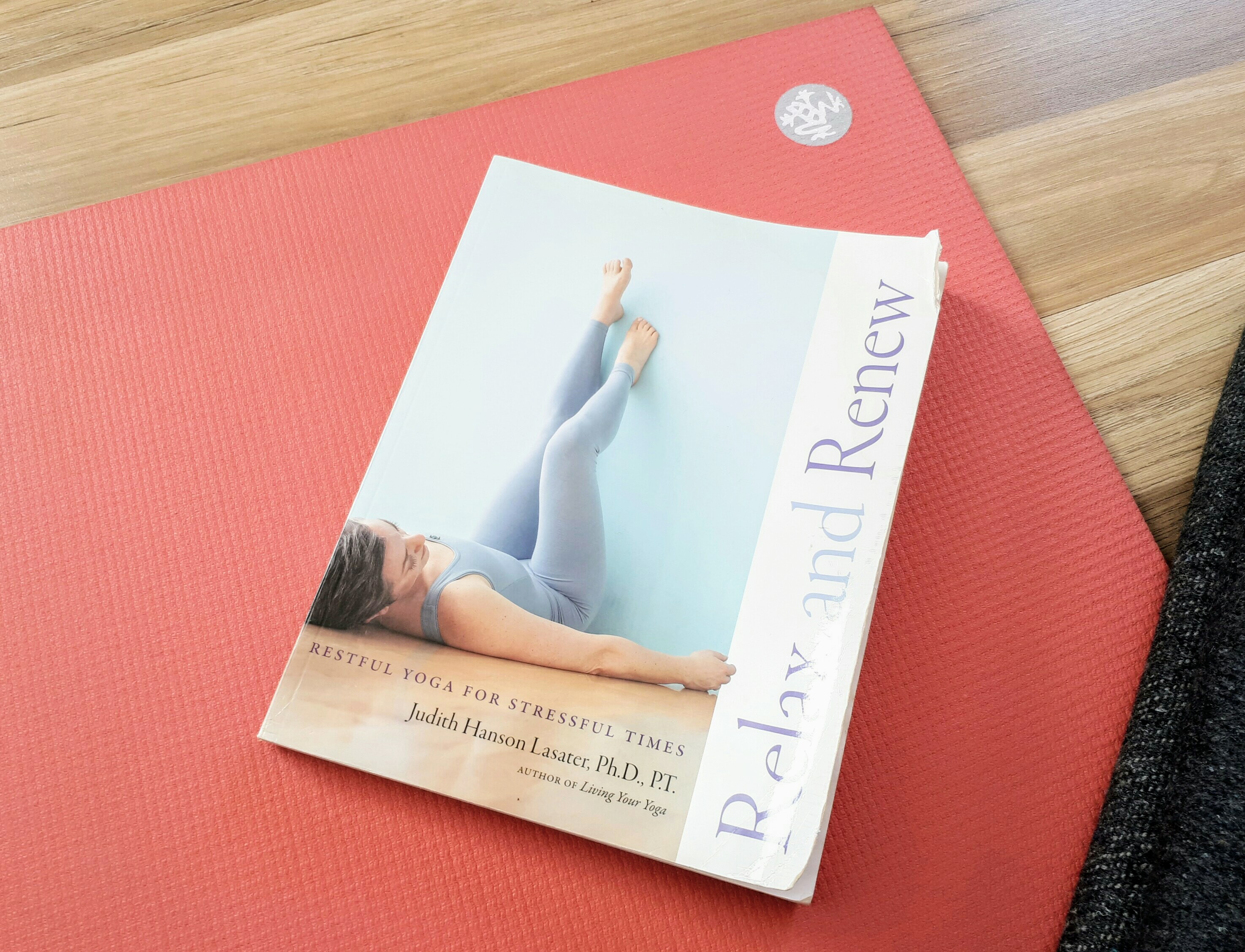 マインドフルな動き:不安を解消する15分間のヨガフロー